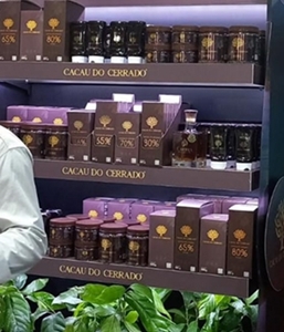 Cacau do Cerrado - Stand com produtos.jpg