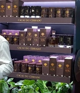 Cacau do Cerrado - Stand com produtos.jpg