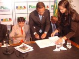 10-03-08_presidente_assina160