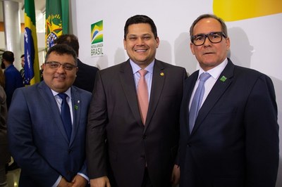 Diretor Sérgio Costa; presidente do Senado, Davi Alcolumbre; diretor Luis Napoleão Casado. Crédito: Cássio Moreira/Codevasf.