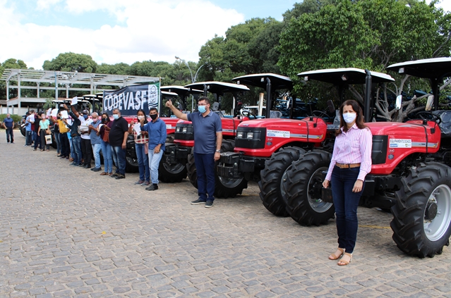 Foto 2 - Codevasf beneficia produtores familiares do Norte da Bahia com mecanização agrícola.JPG