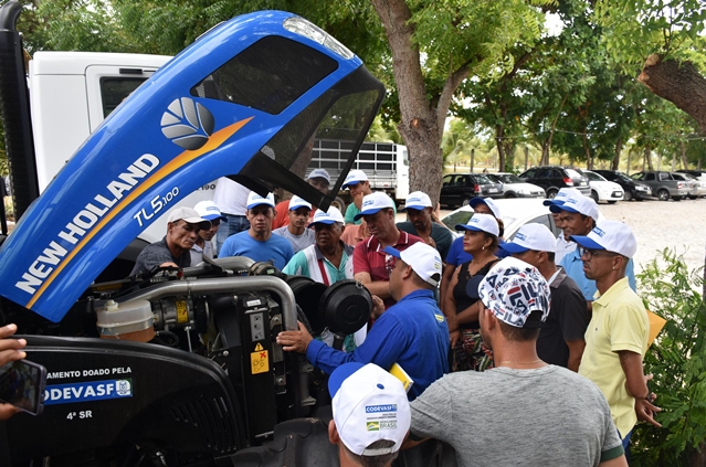 Codevasf realiza entrega técnica de tratores agrícolas em Sergipe