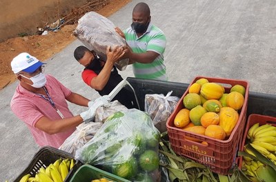 Com apoio da Codevasf, cooperativa de produtores do projeto de Ceraíma distribui alimentos para entidades filantrópicas