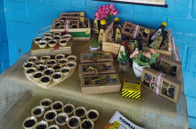 Produção de doces artesanais à base de banana e mel gera renda para mulheres no Norte de Minas.jpg