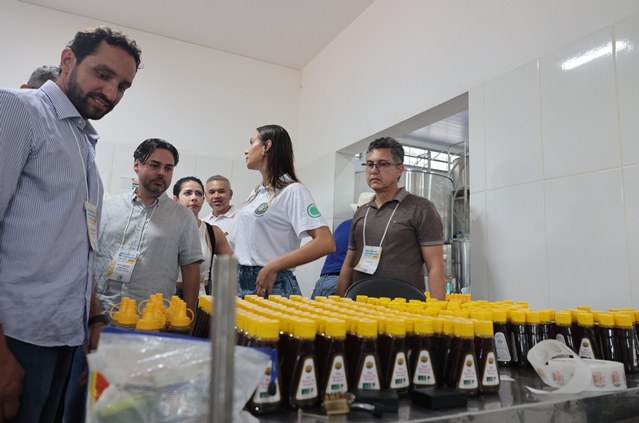 Gestores da Codevasf visitam cooperativa de apicultores em Bocaiuva.JPG