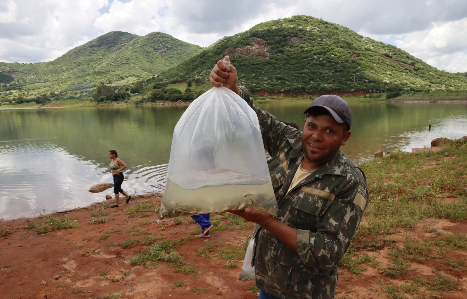 Codevasf realiza peixamentos em barragens administradas pela Companhia.JPG